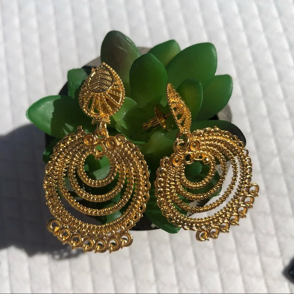 Beautiful timeless classic earrings 💛 - Picture 7 of 10
